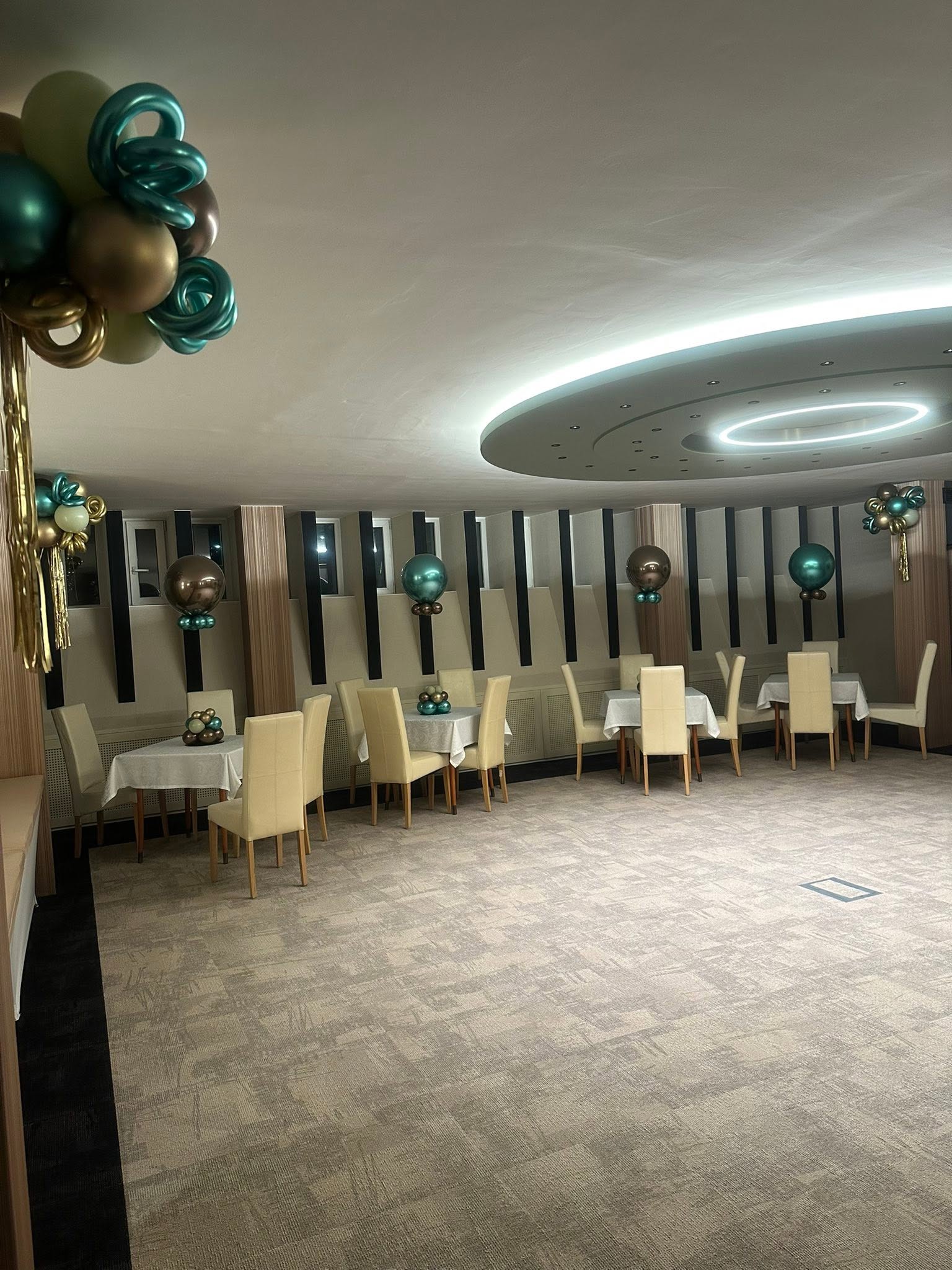 Rendezvénydekor lufikkal, asztaldekorral, cégeknek, vállalkozásoknak és magánszemélyeknek is. - Party Shop
